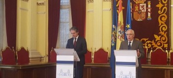 Íñigo de la Serna y Juan José Imbroda, en rueda de prensa.  